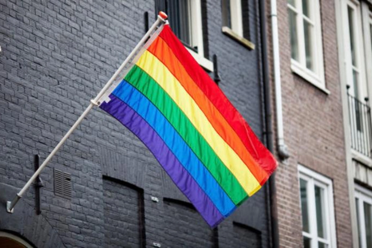 Almaniyada məscid divarlarına LGBT bayrağı asıldı