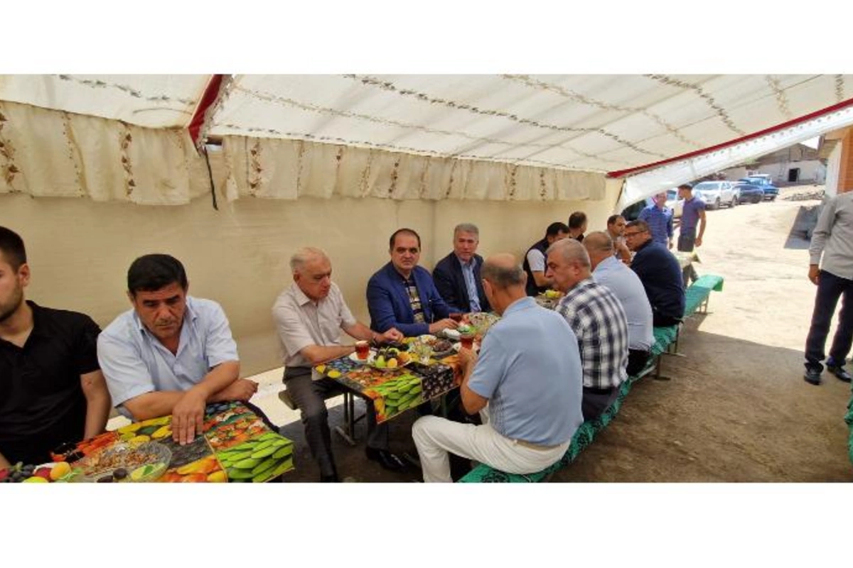 Deputatlar şəhid atasının yas mərasimində olublar