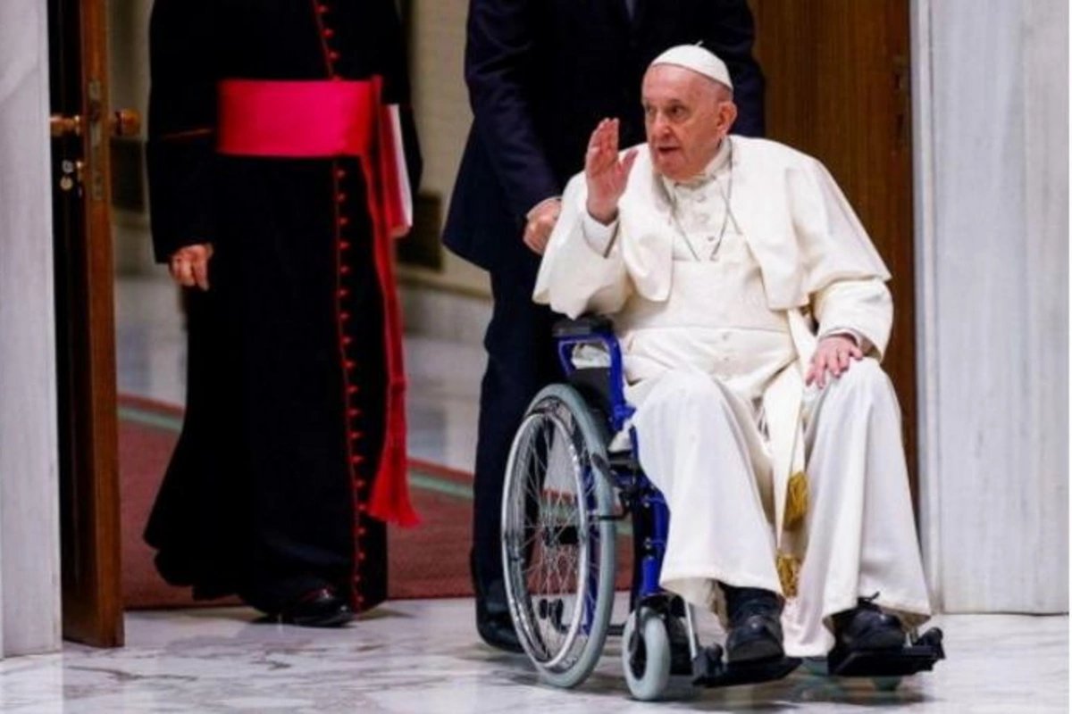 Papa Fransisk istefa verir? — FOTOLAR