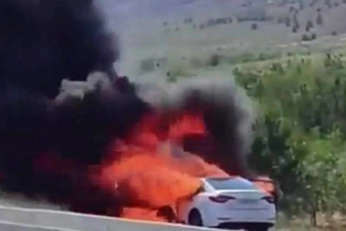 Bakı-Şamaxı yolunda “Hyundai Sonata” alovlandı — VİDEO