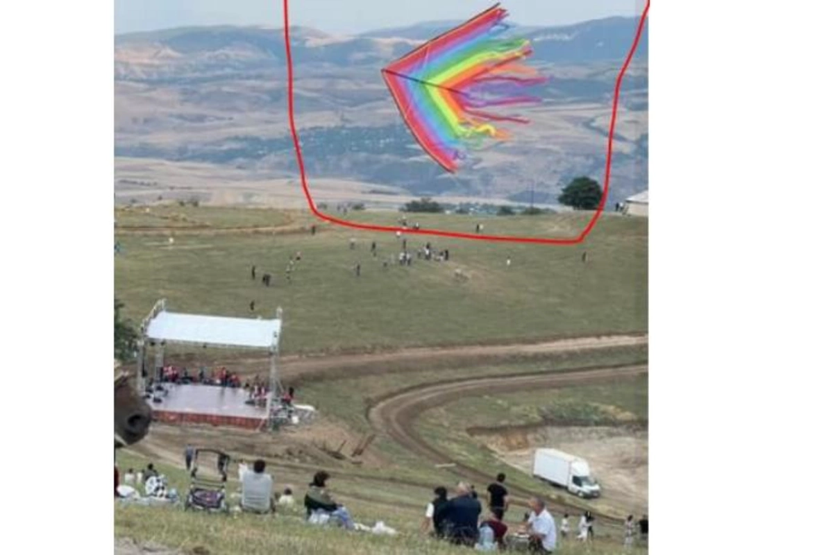 Yaylaq Festivalında LGBT bayrağı — FOTO