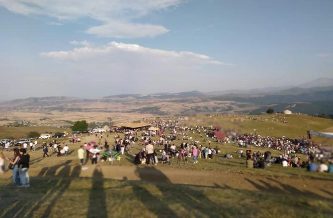 Nazirliyin Palçıq Festivalı: Anar Kərimov Əbülfəz Qarayevə “rəhmət oxutdurur”