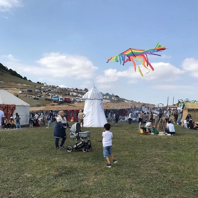Yaylaq Festivalında LGBT bayrağı — FOTO
