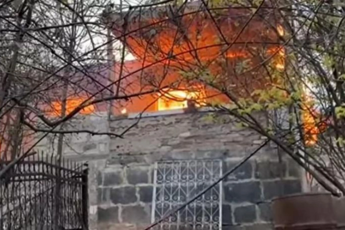 Evləri yandırır, ölülərinin qalıqlarını özləri ilə aparırlar... — ŞƏRH