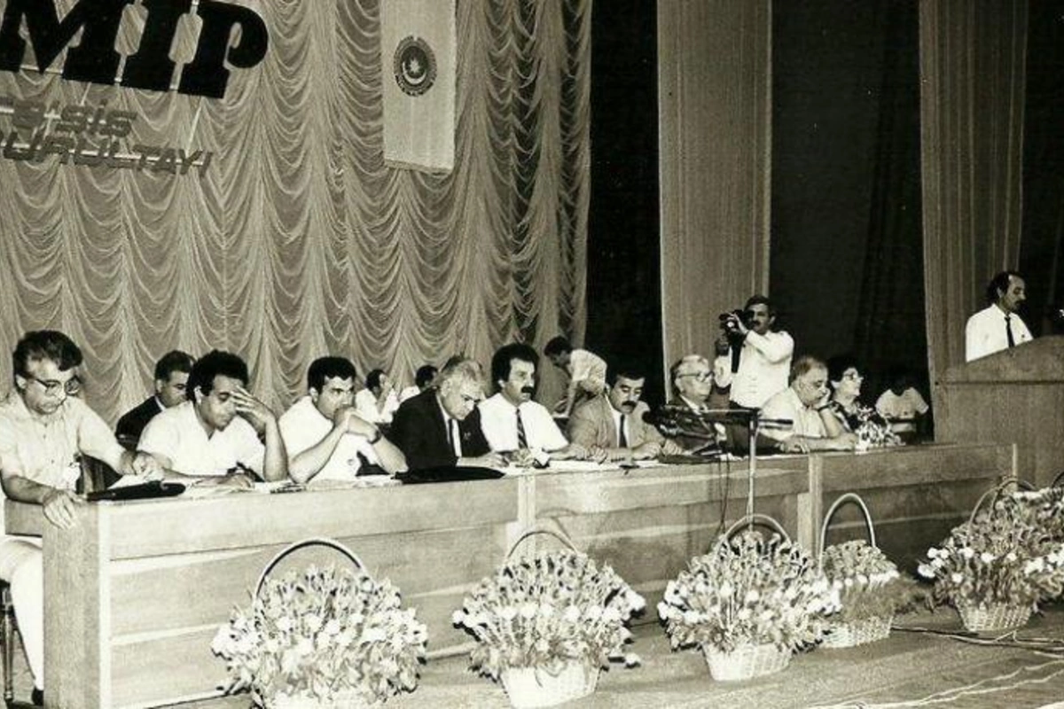 “Ə, Etibar, ə, bu hakimiyyət nə gözəl şeymiş, ə!...” — Sabiq nazir 30 il əvvəl AMİP-in qurultayında olanlardan yazır...