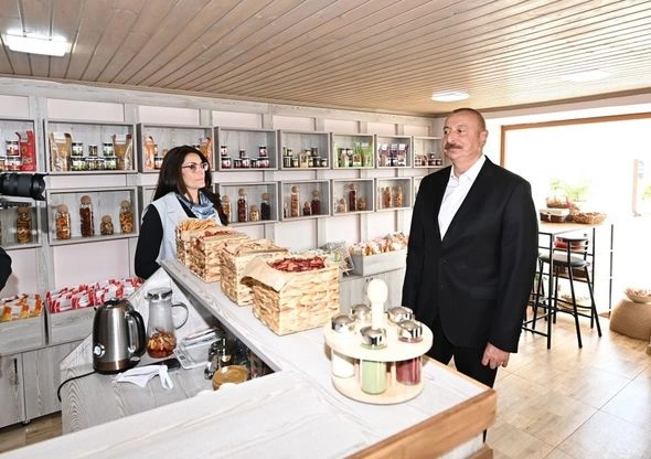 Prezident Ramana qəsəbəsində görülən abadlıq işləri ilə tanış oldu — FOTOLAR Prezident Ramana qəsəbəsində görülən abadlıq işləri ilə tanış oldu — FOTOLAR