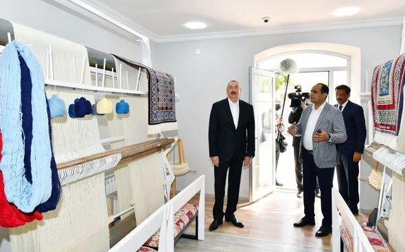 Prezident Ramana qəsəbəsində görülən abadlıq işləri ilə tanış oldu — FOTOLAR Prezident Ramana qəsəbəsində görülən abadlıq işləri ilə tanış oldu — FOTOLAR