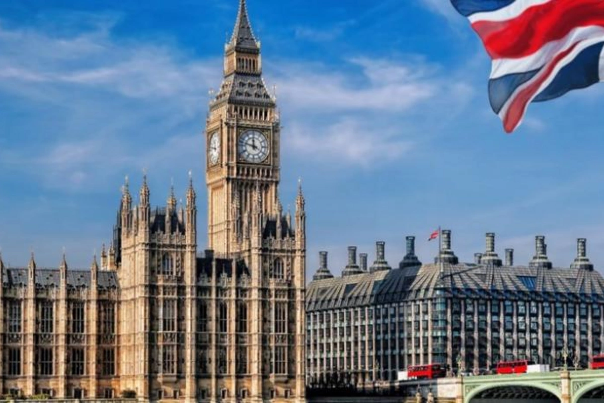 Britaniyada bir gündə 27 məmur hökuməti tərk etdi