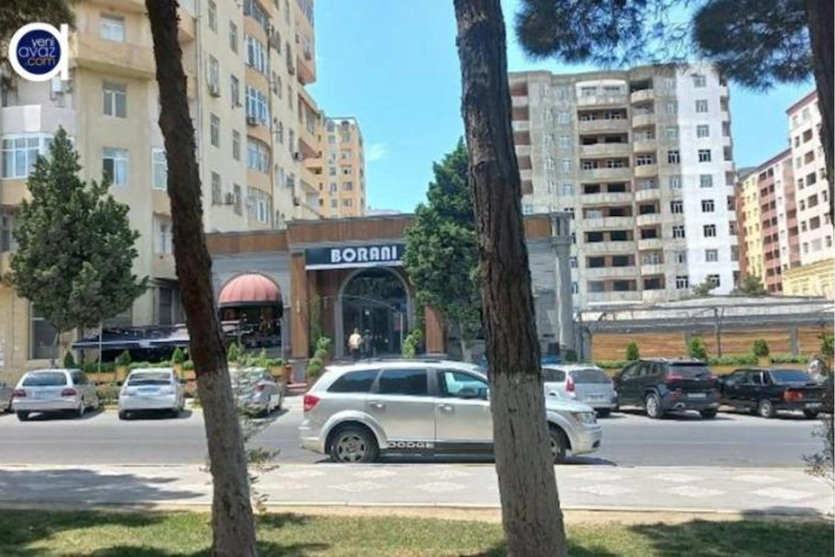 “Qəlyanı az qala adamın üzünə üfürürlər” — Məşhur restoran səkini zəbt edib? (FOTOLAR)