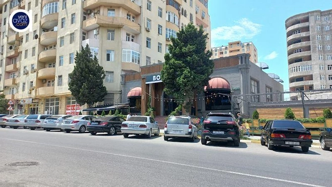 “Qəlyanı az qala adamın üzünə üfürürlər” — Məşhur restoran səkini zəbt edib? (FOTOLAR)