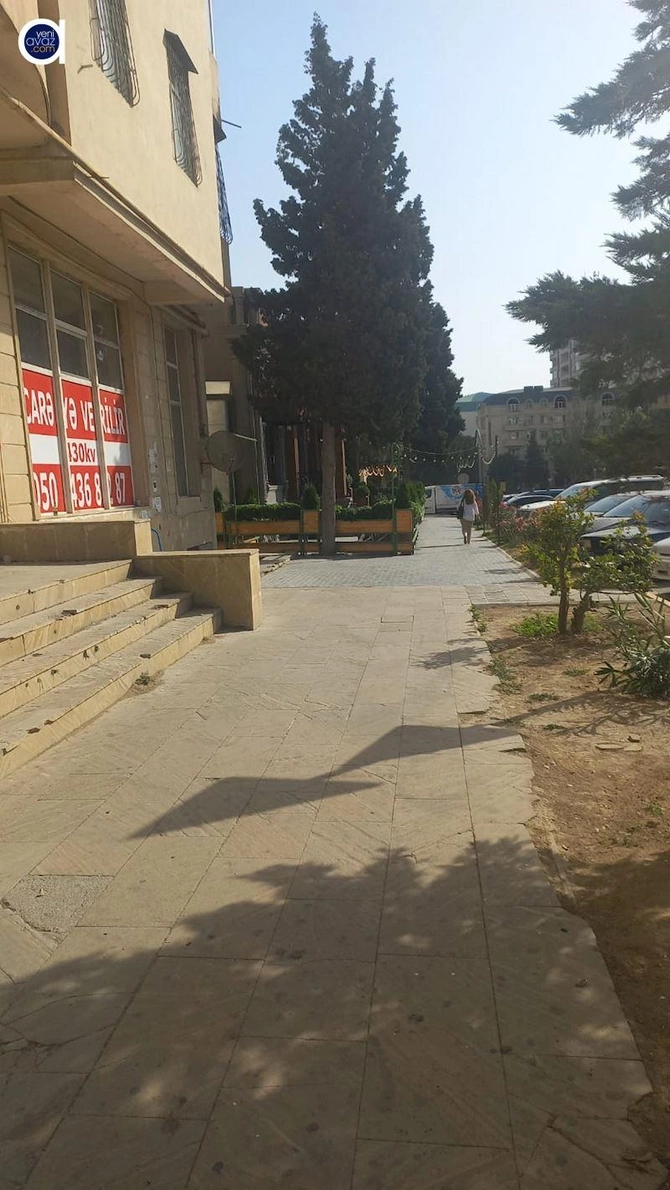 “Qəlyanı az qala adamın üzünə üfürürlər” — Məşhur restoran səkini zəbt edib? (FOTOLAR)