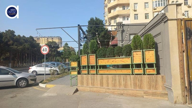 “Qəlyanı az qala adamın üzünə üfürürlər” — Məşhur restoran səkini zəbt edib? (FOTOLAR)