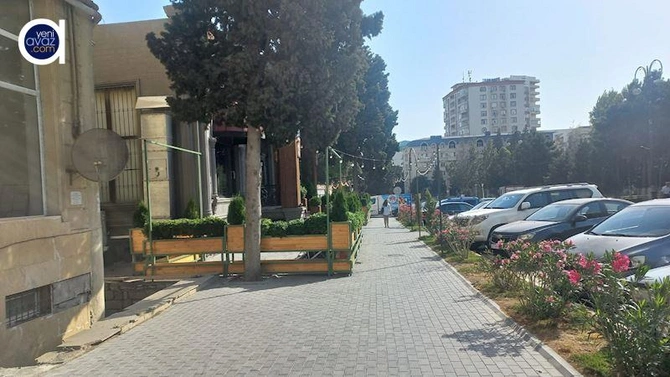 “Qəlyanı az qala adamın üzünə üfürürlər” — Məşhur restoran səkini zəbt edib? (FOTOLAR)
