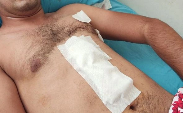 Qazi polislərin gözü qarşısında bıçaqlandı — FOTO