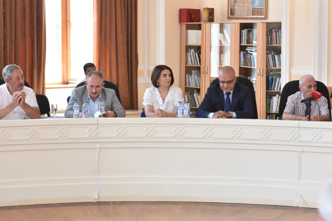 Əflatun Amaşovun ilk romanının təqdimatı keçirildi — FOTOLAR