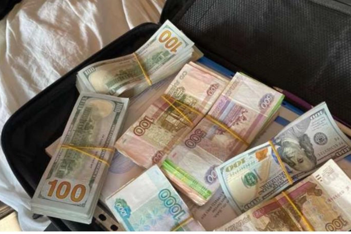 Azərbaycan gömrükçüləri 19 min dollar xarici valyuta müsadirə etdi