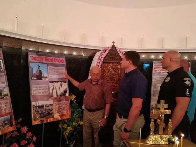 Ukraynada abidə kompleksinə Xocalı soyqırımı ilə bağlı stend yerləşdirildi — FOTOLAR