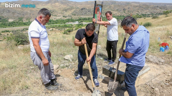 SƏFƏR QEYDLƏRİ: Viran olmuş Qubadlıda ilk hərbçi şəhidin məzarı yenidən bərpa olundu — VİDEO SƏFƏR QEYDLƏRİ: Viran olmuş Qubadlıda ilk hərbçi şəhidin məzarı yenidən bərpa olundu — VİDEO