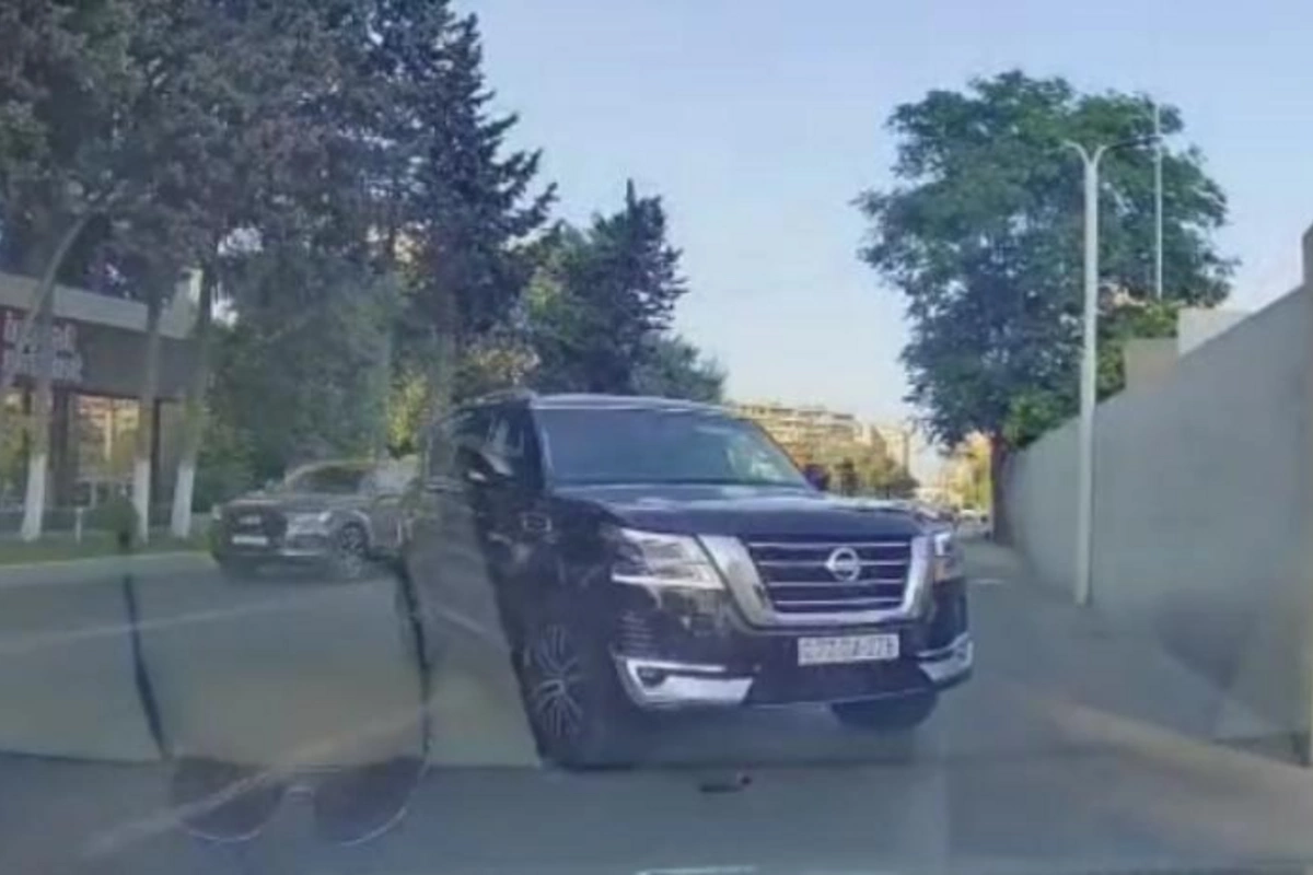 Bakıda yüksək rütbəli məmur maşınla görün nə etdi — VİDEO