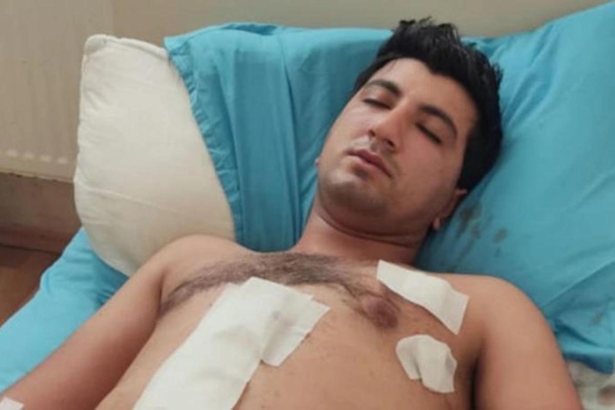 Qazi polislərin gözü qarşısında bıçaqlandı — FOTO