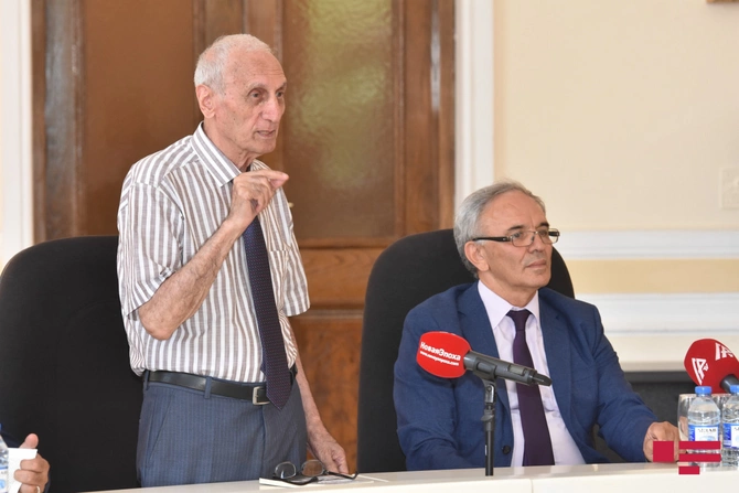 Əflatun Amaşovun ilk romanının təqdimatı keçirildi — FOTOLAR