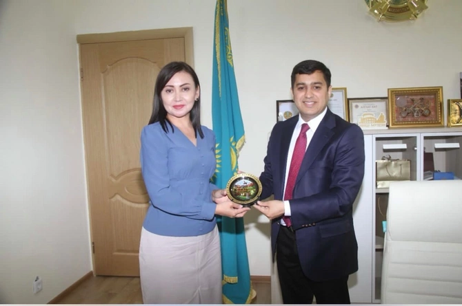 Azərbaycanlı jurnalistlər Qazaxıstanın nüfuzlu media qurumunu ziyarət etdi — FOTOLAR Azərbaycanlı jurnalistlər Qazaxıstanın nüfuzlu media qurumunu ziyarət etdi — FOTOLAR