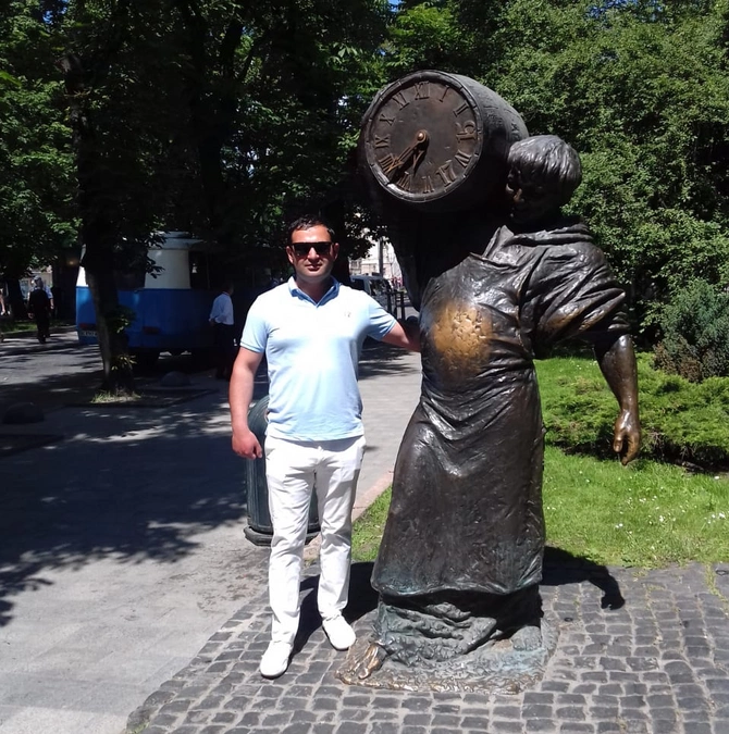 Məşhur “Bığ” restoranının sahibinin qardaşı oğlu Ukraynada qətlə yetirildi — TƏFƏRRÜAT+FOTOLAR Məşhur “Bığ” restoranının sahibinin qardaşı oğlu Ukraynada qətlə yetirildi — TƏFƏRRÜAT+FOTOLAR