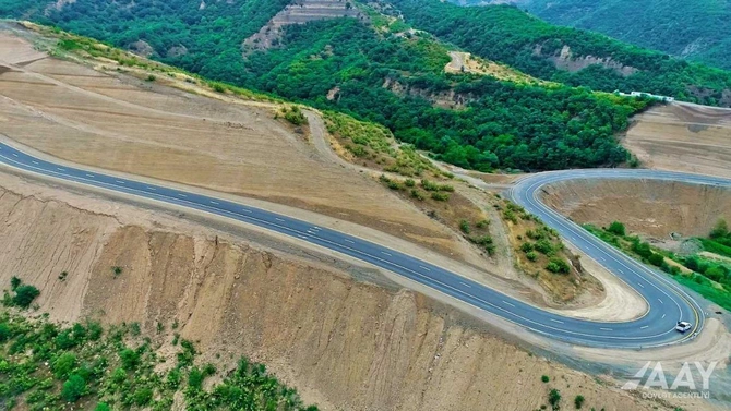 Laçın şəhərinə daxil olmadan yeni avtomobil yolunun tikintisi yekunlaşdı — FOTOLAR Laçın şəhərinə daxil olmadan yeni avtomobil yolunun tikintisi yekunlaşdı — FOTOLAR