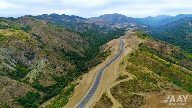 Laçın şəhərinə daxil olmadan yeni avtomobil yolunun tikintisi yekunlaşdı — FOTOLAR Laçın şəhərinə daxil olmadan yeni avtomobil yolunun tikintisi yekunlaşdı — FOTOLAR