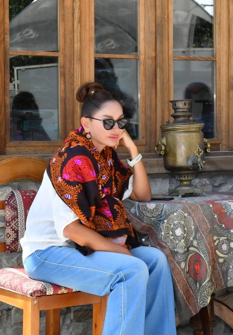 Mehriban Əliyeva kəlağayıya naxış vurdu — FOTOLAR