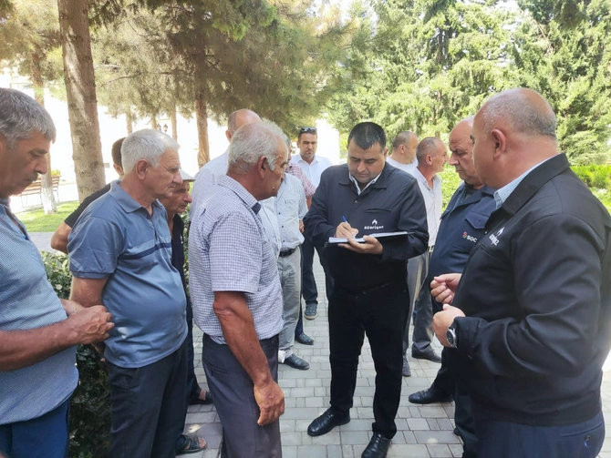 Bölgələrdə vətəndaşlarla görüşlər keçirilir, problemləri yerindəcə dinlənilir — FOTOLAR Bölgələrdə vətəndaşlarla görüşlər keçirilir, problemləri yerindəcə dinlənilir — FOTOLAR