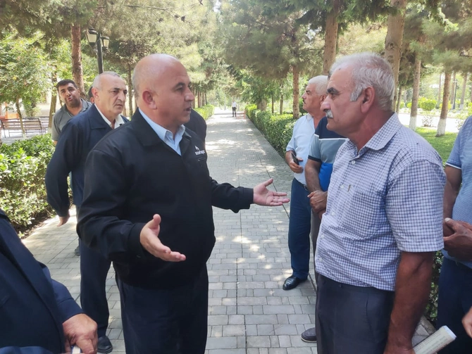 Bölgələrdə vətəndaşlarla görüşlər keçirilir, problemləri yerindəcə dinlənilir — FOTOLAR Bölgələrdə vətəndaşlarla görüşlər keçirilir, problemləri yerindəcə dinlənilir — FOTOLAR