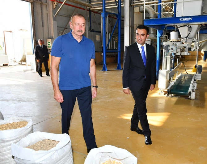 Prezident İlham Əliyev “Ağsu Aqropark”ın fəaliyyəti ilə tanış oldu — YENİLƏNİB/FOTO Prezident İlham Əliyev “Ağsu Aqropark”ın fəaliyyəti ilə tanış oldu — YENİLƏNİB/FOTO