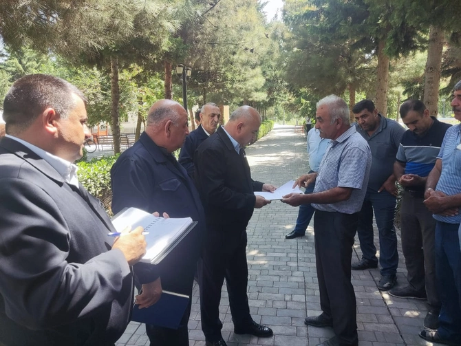 Bölgələrdə vətəndaşlarla görüşlər keçirilir, problemləri yerindəcə dinlənilir — FOTOLAR Bölgələrdə vətəndaşlarla görüşlər keçirilir, problemləri yerindəcə dinlənilir — FOTOLAR