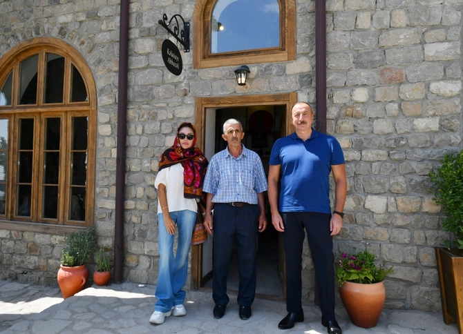 Mehriban Əliyeva kəlağayıya naxış vurdu — FOTOLAR