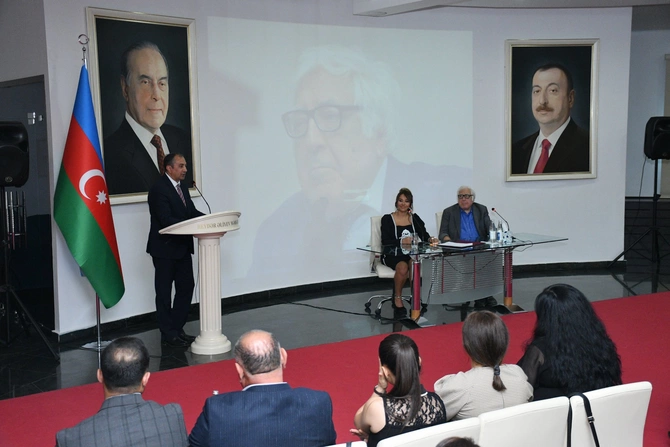 Yazıçı Anar ona “xalq şairi” deyən icra başçısından danışdı