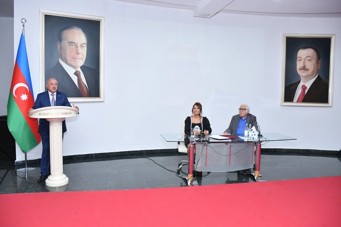 Yazıçı Anar ona “xalq şairi” deyən icra başçısından danışdı