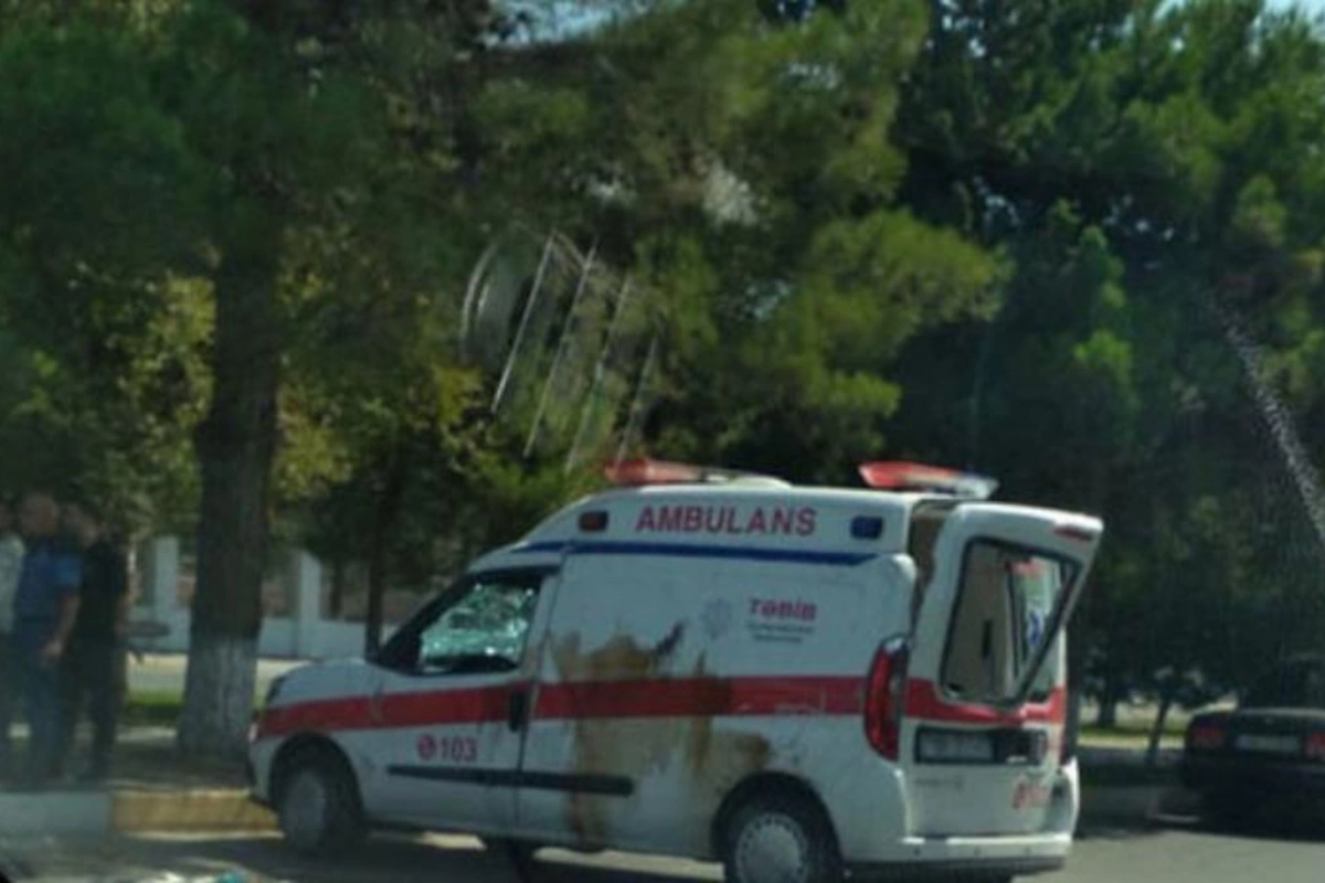 Təcili yardım maşını qəzaya düşdü: Xəsarət alanlar var