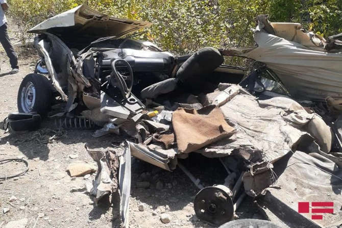 Yük maşını minik avtomobilinin üstündən keçdi, sürücü öldü — FOTO Yük maşını minik avtomobilinin üstündən keçdi, sürücü öldü — FOTO