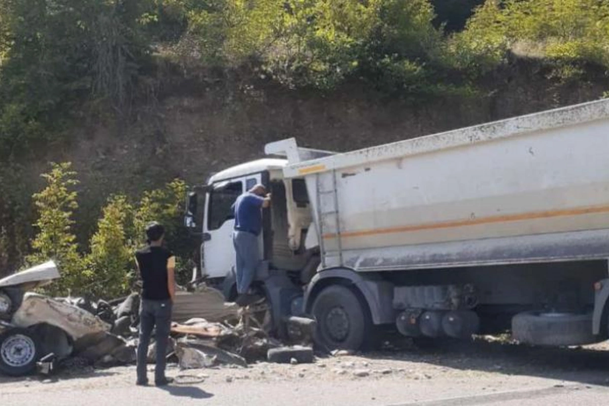Yük maşını minik avtomobilinin üstündən keçdi, sürücü öldü — FOTO