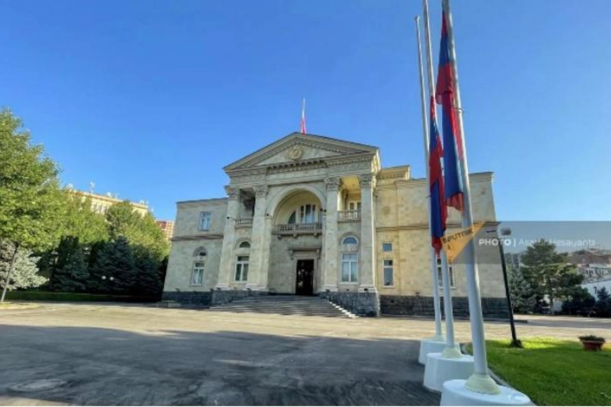 Ermənistanda dövlət bayraqları endirildi — FOTOLAR