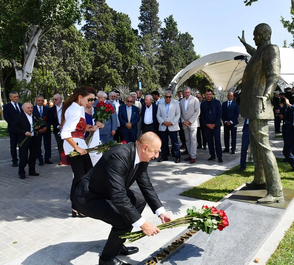 Prezident və xanımı Müslüm Maqomayevin abidəsinin açılışında iştirak etdilər — YENİLƏNİB Prezident və xanımı Müslüm Maqomayevin abidəsinin açılışında iştirak etdilər — YENİLƏNİB