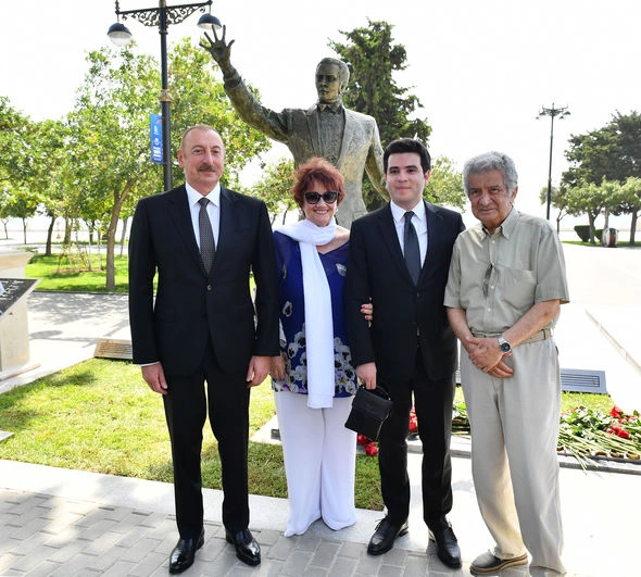 Prezident və xanımı Müslüm Maqomayevin abidəsinin açılışında iştirak etdilər — YENİLƏNİB Prezident və xanımı Müslüm Maqomayevin abidəsinin açılışında iştirak etdilər — YENİLƏNİB
