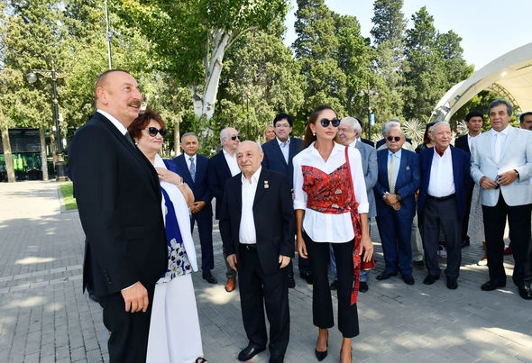Prezident və xanımı Müslüm Maqomayevin abidəsinin açılışında iştirak etdilər — YENİLƏNİB Prezident və xanımı Müslüm Maqomayevin abidəsinin açılışında iştirak etdilər — YENİLƏNİB