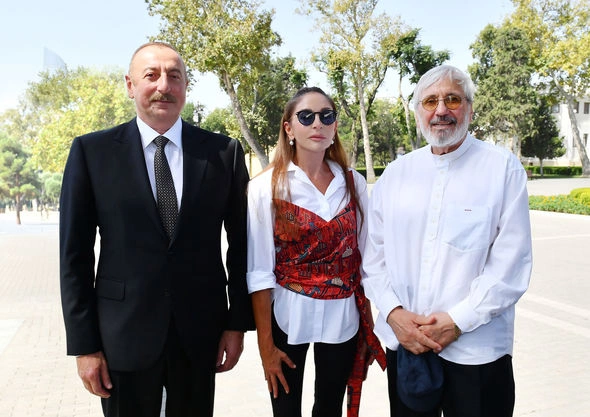 Prezident və xanımı Müslüm Maqomayevin abidəsinin açılışında iştirak etdilər — YENİLƏNİB Prezident və xanımı Müslüm Maqomayevin abidəsinin açılışında iştirak etdilər — YENİLƏNİB
