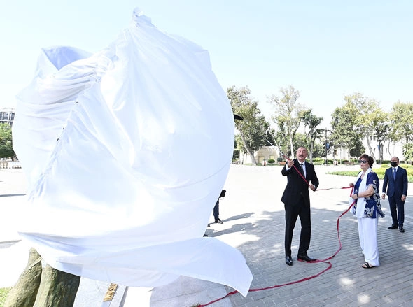 Prezident və xanımı Müslüm Maqomayevin abidəsinin açılışında iştirak etdilər — YENİLƏNİB Prezident və xanımı Müslüm Maqomayevin abidəsinin açılışında iştirak etdilər — YENİLƏNİB