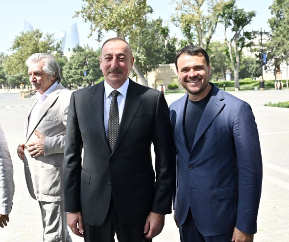 Prezident və xanımı Müslüm Maqomayevin abidəsinin açılışında iştirak etdilər — YENİLƏNİB Prezident və xanımı Müslüm Maqomayevin abidəsinin açılışında iştirak etdilər — YENİLƏNİB