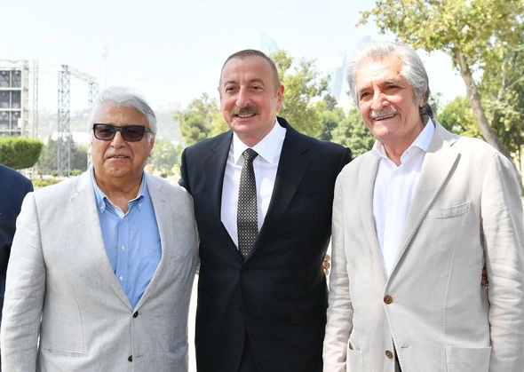 Prezident və xanımı Müslüm Maqomayevin abidəsinin açılışında iştirak etdilər — YENİLƏNİB Prezident və xanımı Müslüm Maqomayevin abidəsinin açılışında iştirak etdilər — YENİLƏNİB