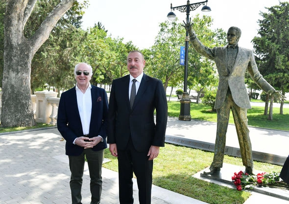 Prezident və xanımı Müslüm Maqomayevin abidəsinin açılışında iştirak etdilər — YENİLƏNİB Prezident və xanımı Müslüm Maqomayevin abidəsinin açılışında iştirak etdilər — YENİLƏNİB