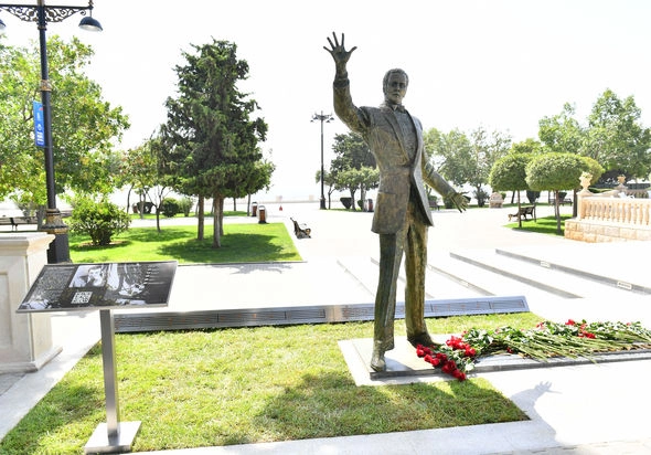 Prezident və xanımı Müslüm Maqomayevin abidəsinin açılışında iştirak etdilər — YENİLƏNİB Prezident və xanımı Müslüm Maqomayevin abidəsinin açılışında iştirak etdilər — YENİLƏNİB